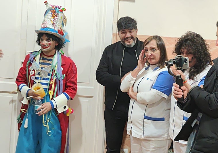 Las limpiadoras del Falla se emocionan con pasodoble de la chirigota 'Amo escuchá': «Nos ha salido del alma»