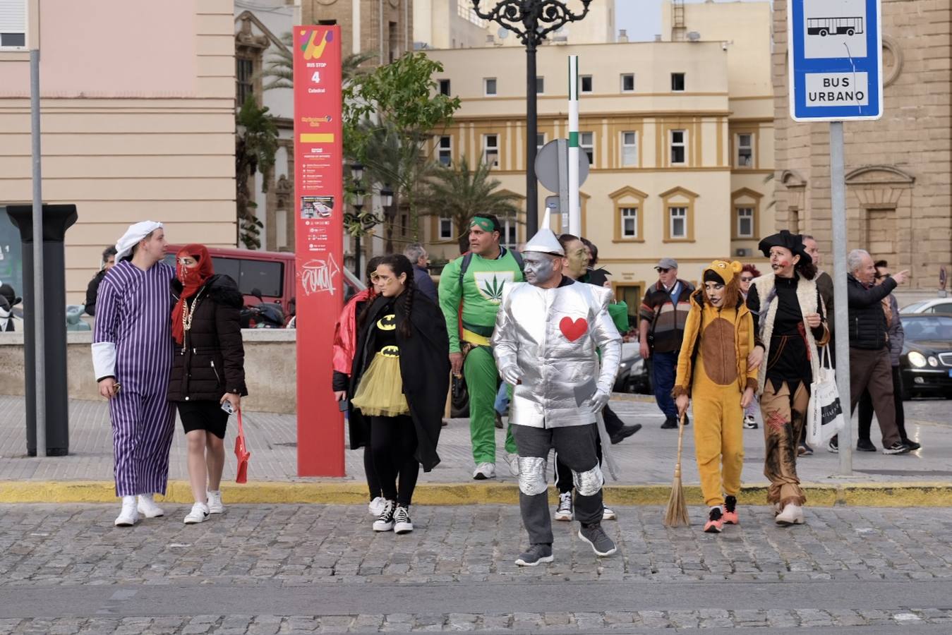 Fotos: El Carnaval más canalla ya asalta las calles de Cádiz