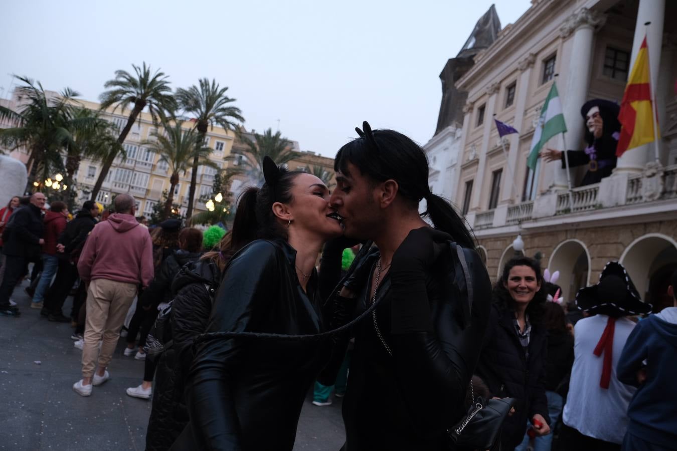 Fotos: El Carnaval más canalla ya asalta las calles de Cádiz