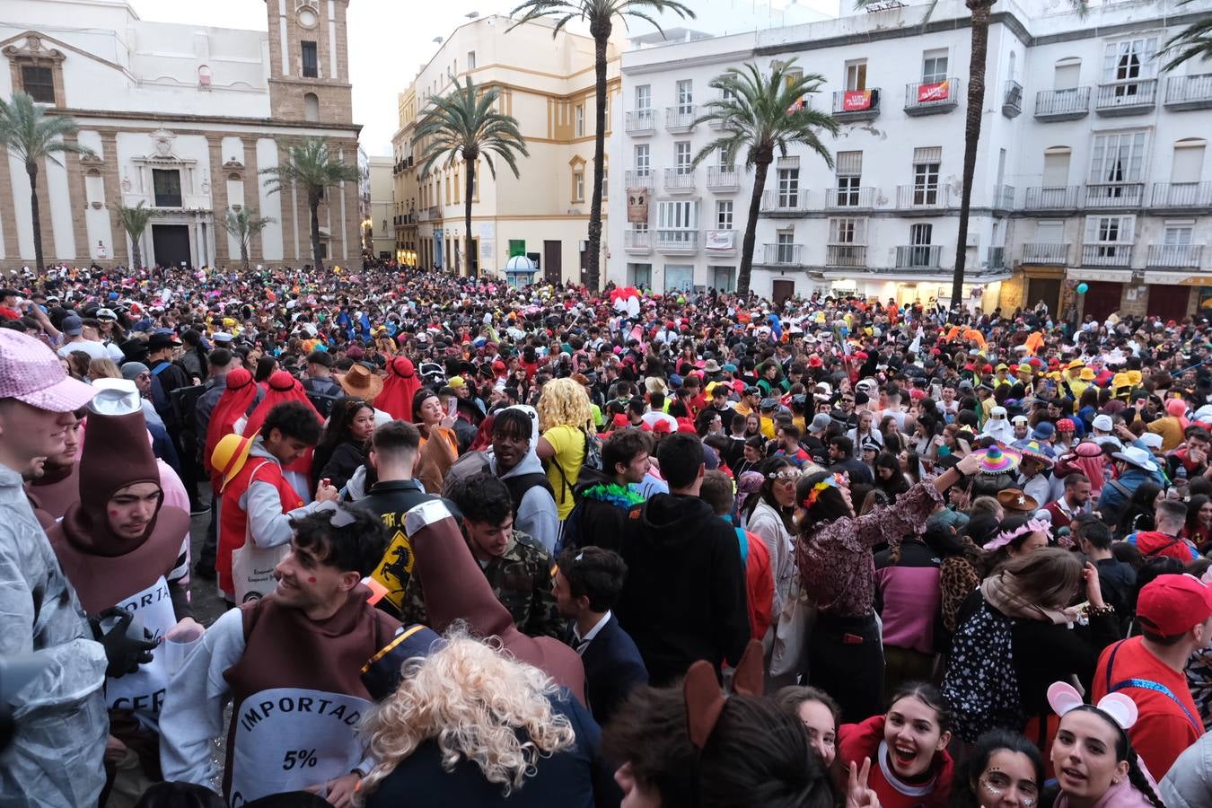 Fotos: El Carnaval más canalla ya asalta las calles de Cádiz