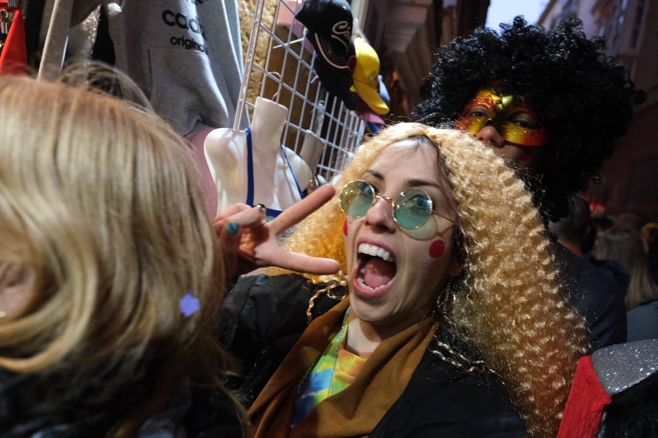 Fotos: El Carnaval más canalla ya asalta las calles de Cádiz