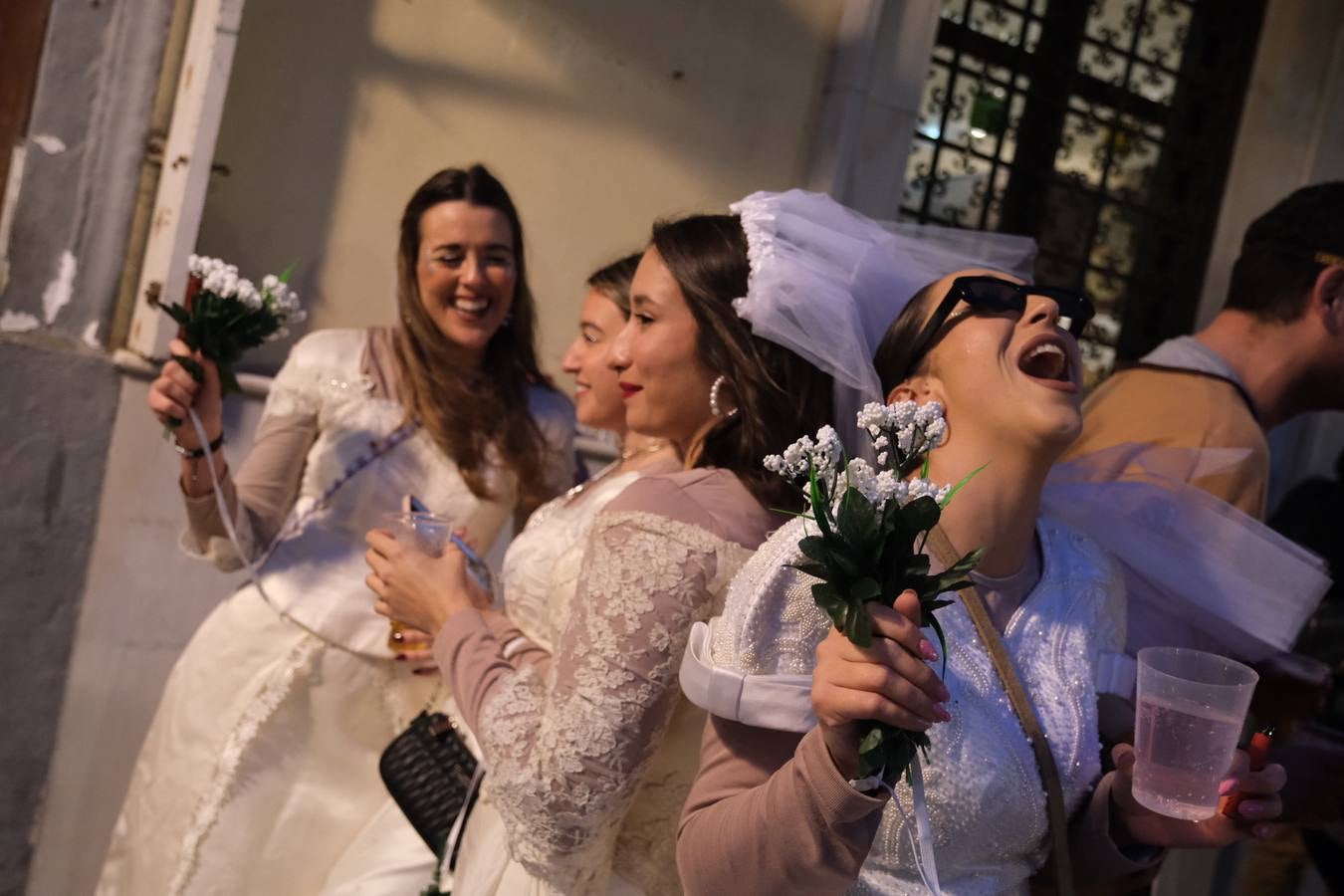 Fotos: El Carnaval más canalla ya asalta las calles de Cádiz