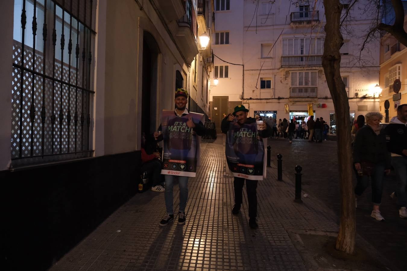 Fotos: El Carnaval más canalla ya asalta las calles de Cádiz