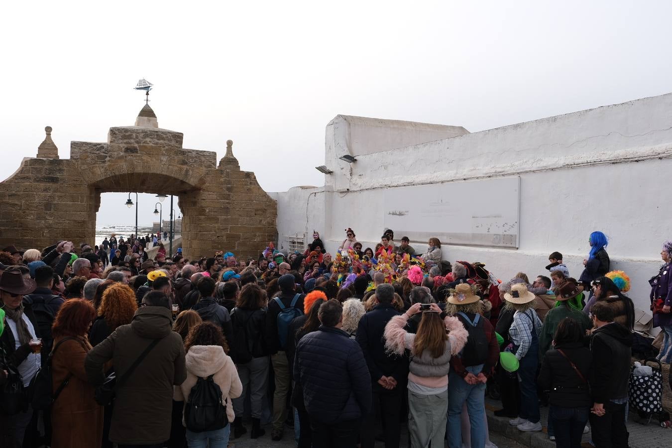 Fotos: El Carnaval más canalla ya asalta las calles de Cádiz