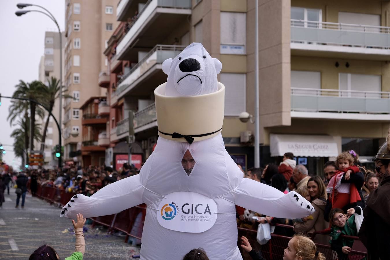 Fotos: las mejores imágenes de la Cabalgata Magna del Carnaval de Cádiz