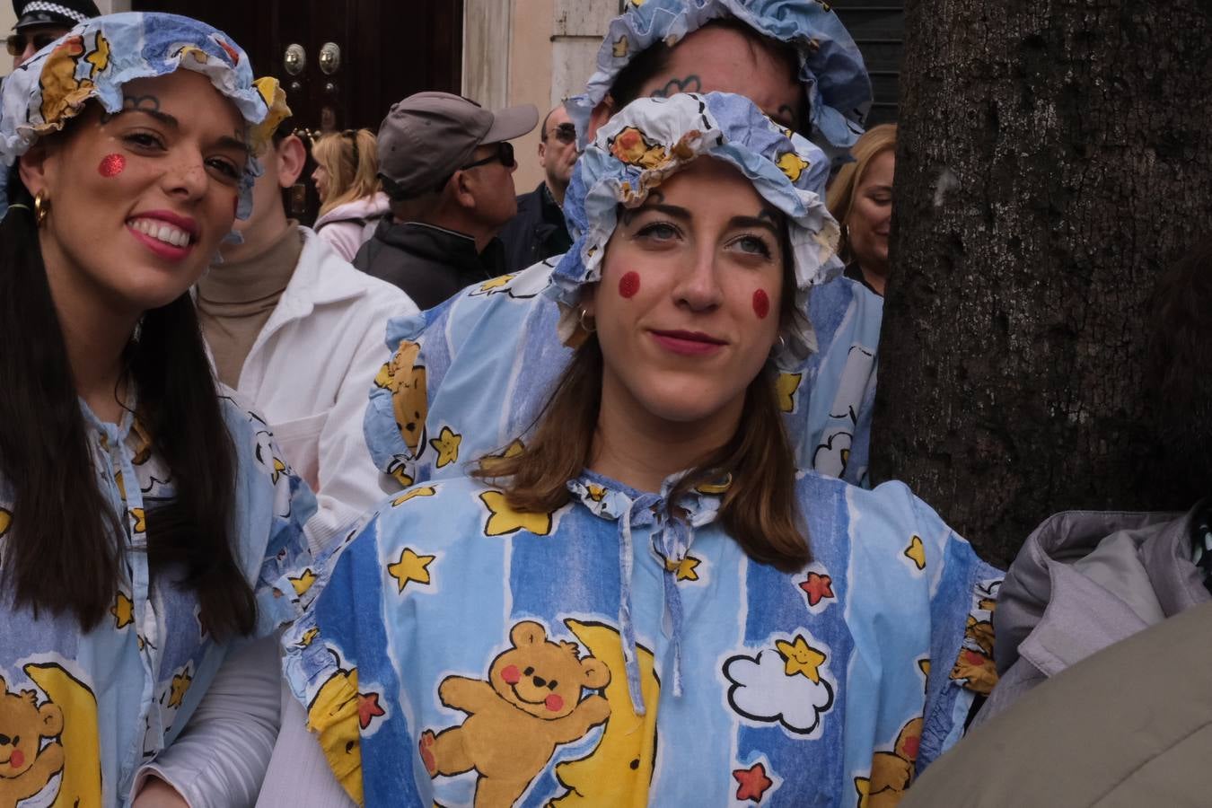 Las imágenes del Lunes más callejero y gamberro en el Carnaval de Cádiz 2023 (I)