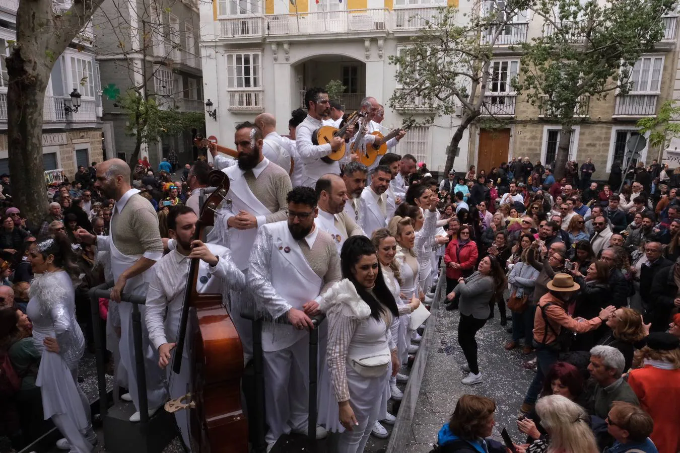 Las imágenes del Lunes más callejero y gamberro en el Carnaval de Cádiz 2023 (I)