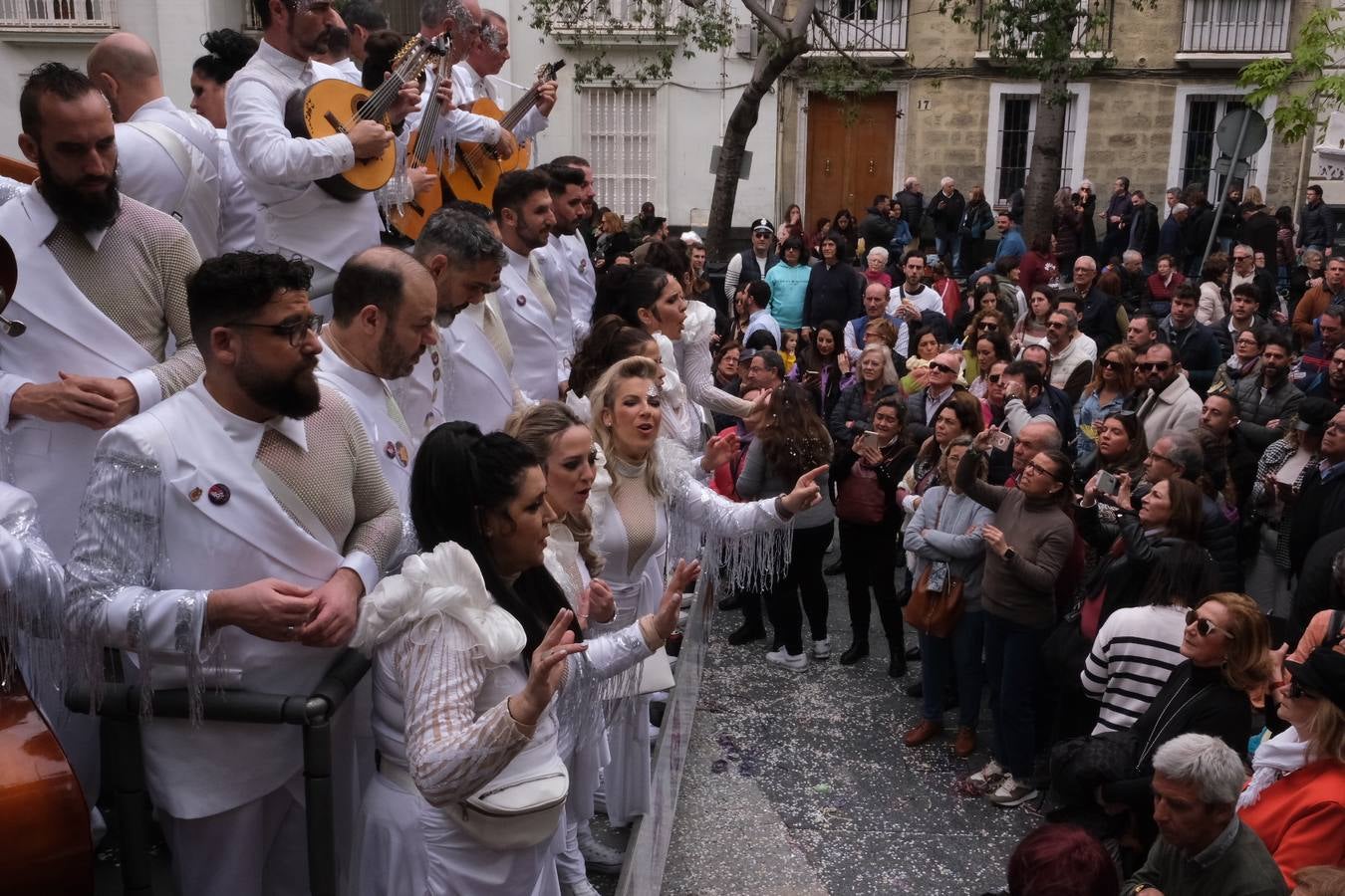 Las imágenes del Lunes más callejero y gamberro en el Carnaval de Cádiz 2023 (I)