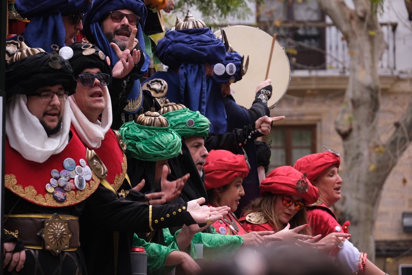 Las imágenes del Lunes más callejero y gamberro en el Carnaval de Cádiz 2023 (I)