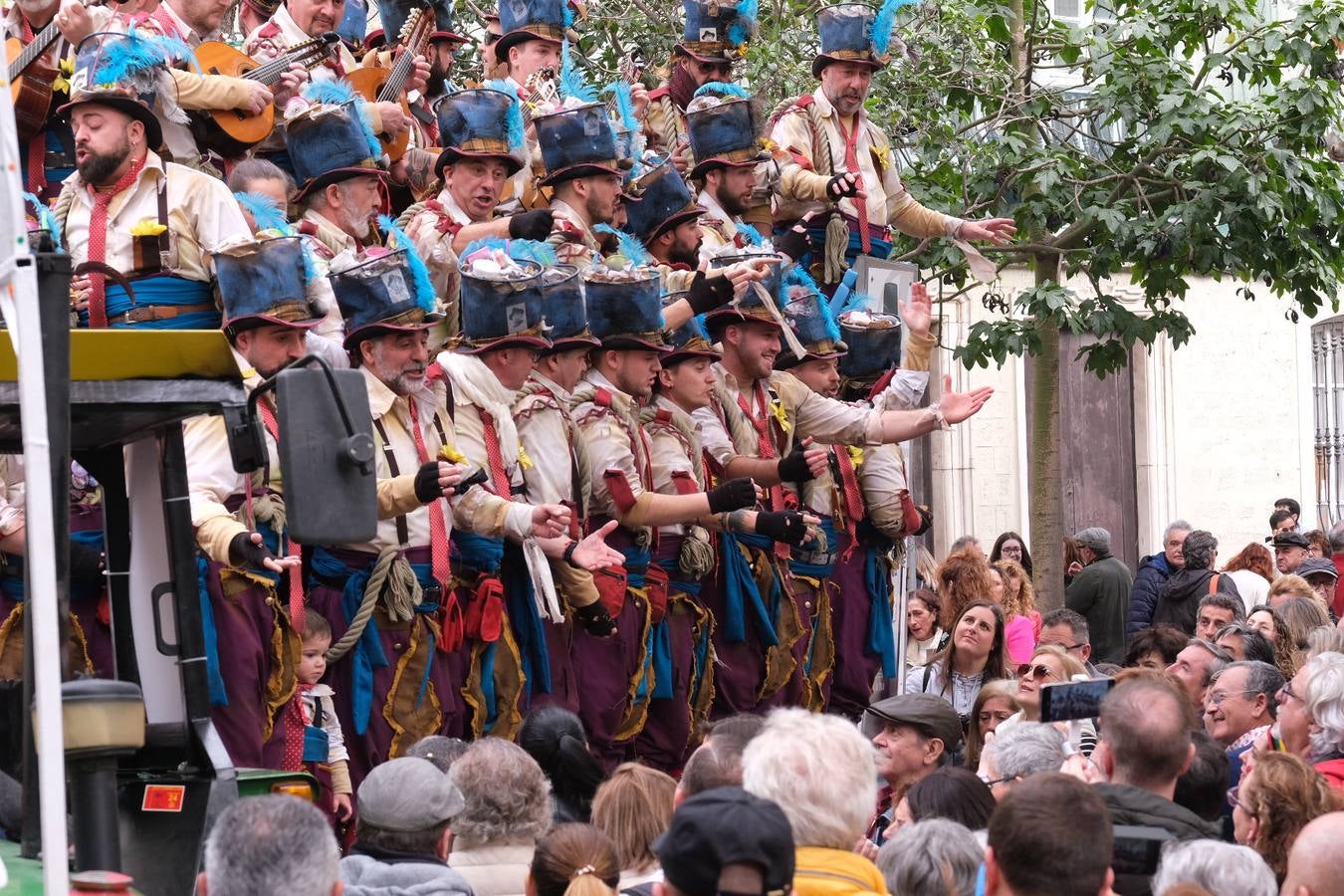 Las imágenes del Lunes más callejero y gamberro en el Carnaval de Cádiz 2023 (I)