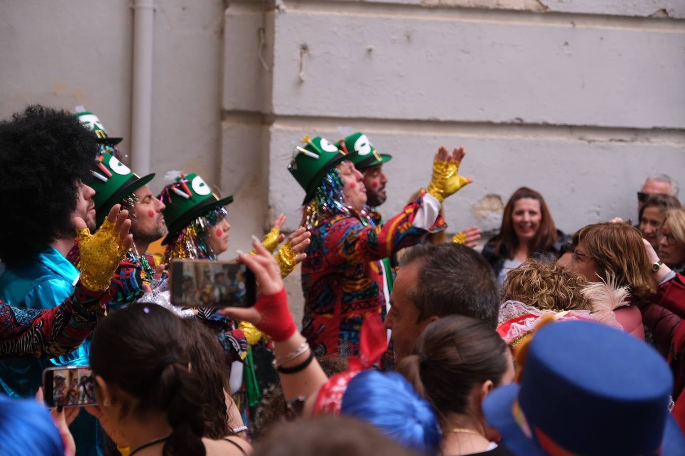 Las imágenes del Lunes más callejero y gamberro en el Carnaval de Cádiz 2023 (I)