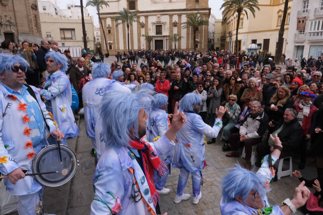 Las imágenes del Lunes más callejero y gamberro en el Carnaval de Cádiz 2023 (I)