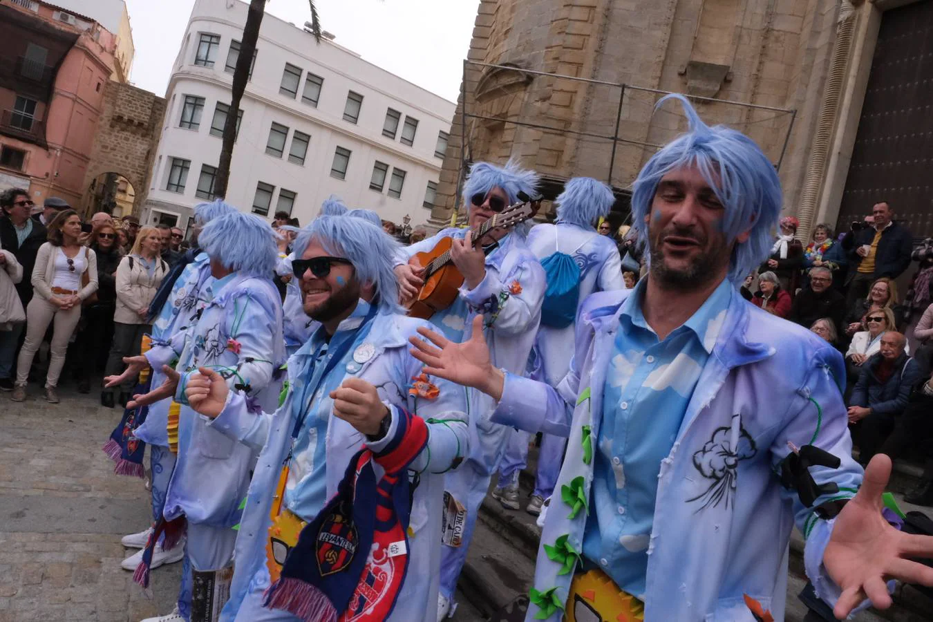 Las imágenes del Lunes más callejero y gamberro en el Carnaval de Cádiz 2023 (I)