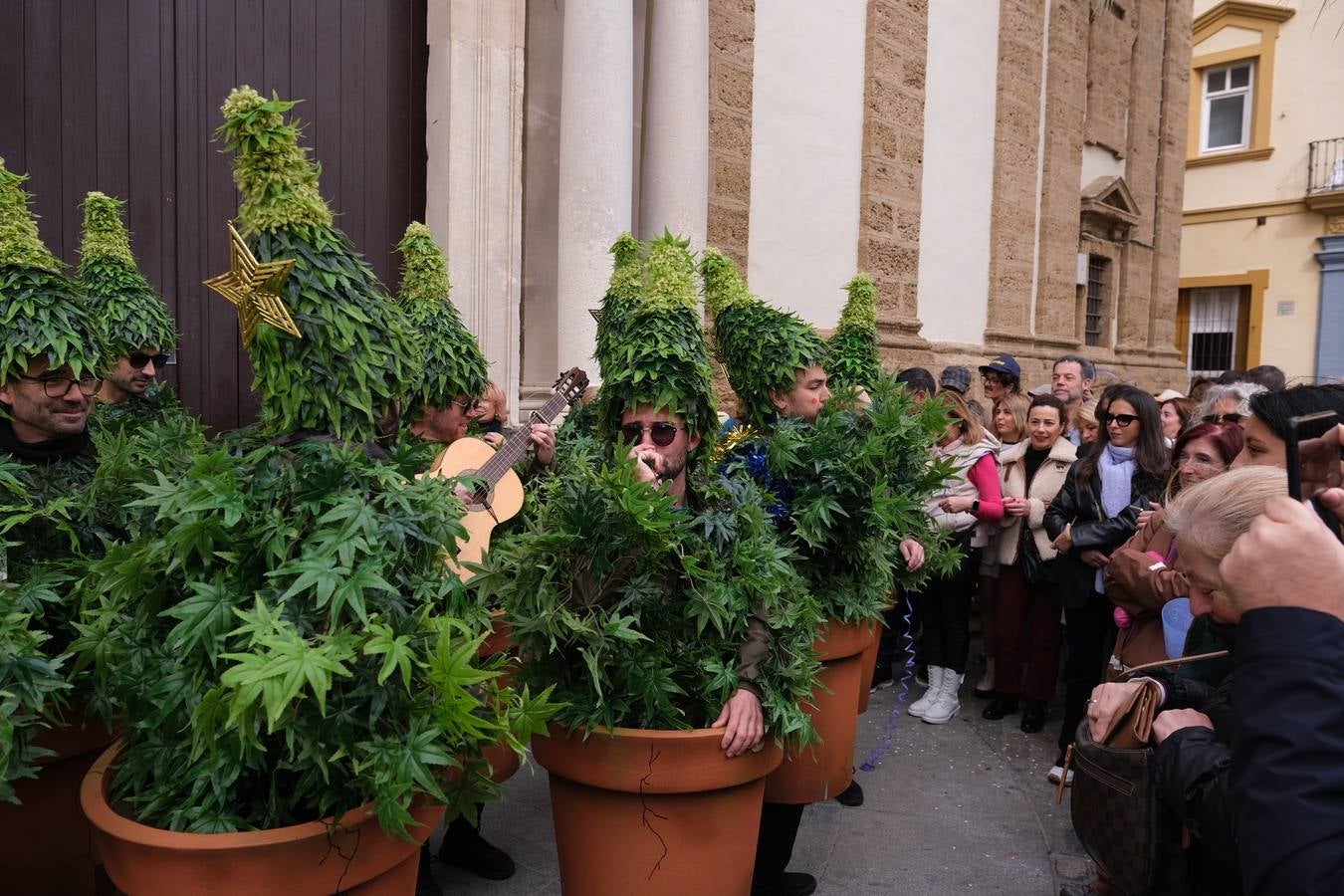 Las imágenes del Lunes más callejero y gamberro en el Carnaval de Cádiz 2023 (I)