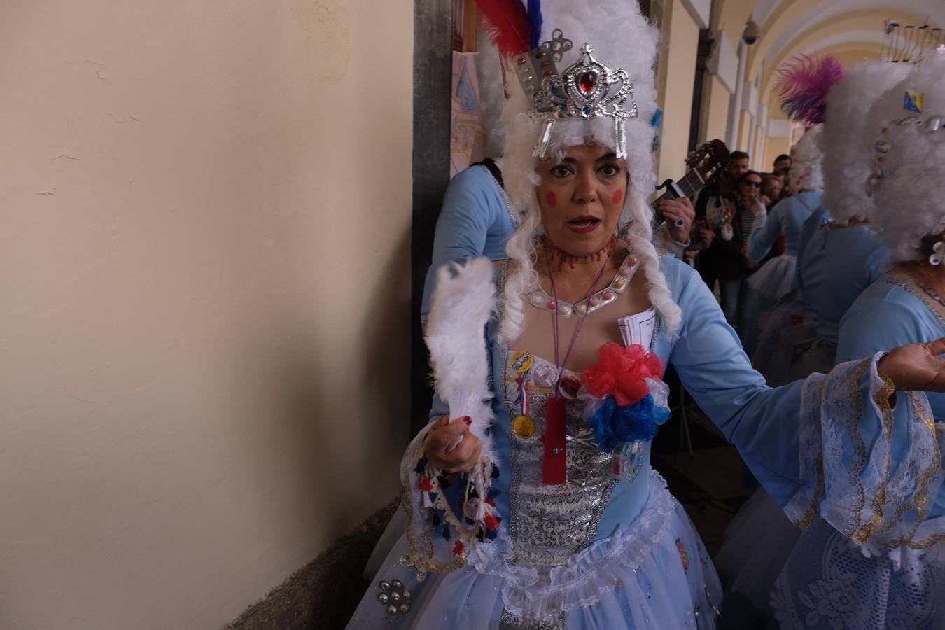 Las imágenes del Lunes más callejero y gamberro en el Carnaval de Cádiz 2023 (II)