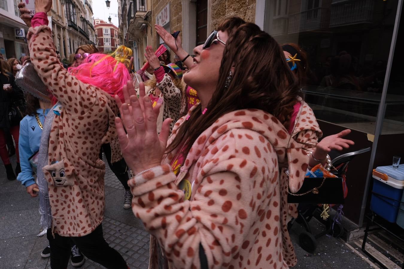 Las imágenes del Lunes más callejero y gamberro en el Carnaval de Cádiz 2023 (II)