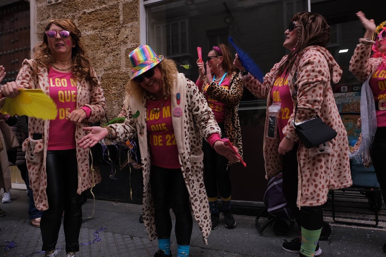 Las imágenes del Lunes más callejero y gamberro en el Carnaval de Cádiz 2023 (II)