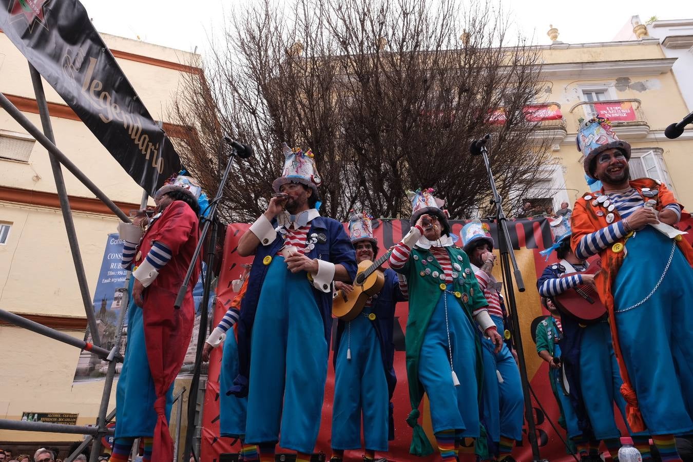 Las imágenes del Lunes más callejero y gamberro en el Carnaval de Cádiz 2023 (II)