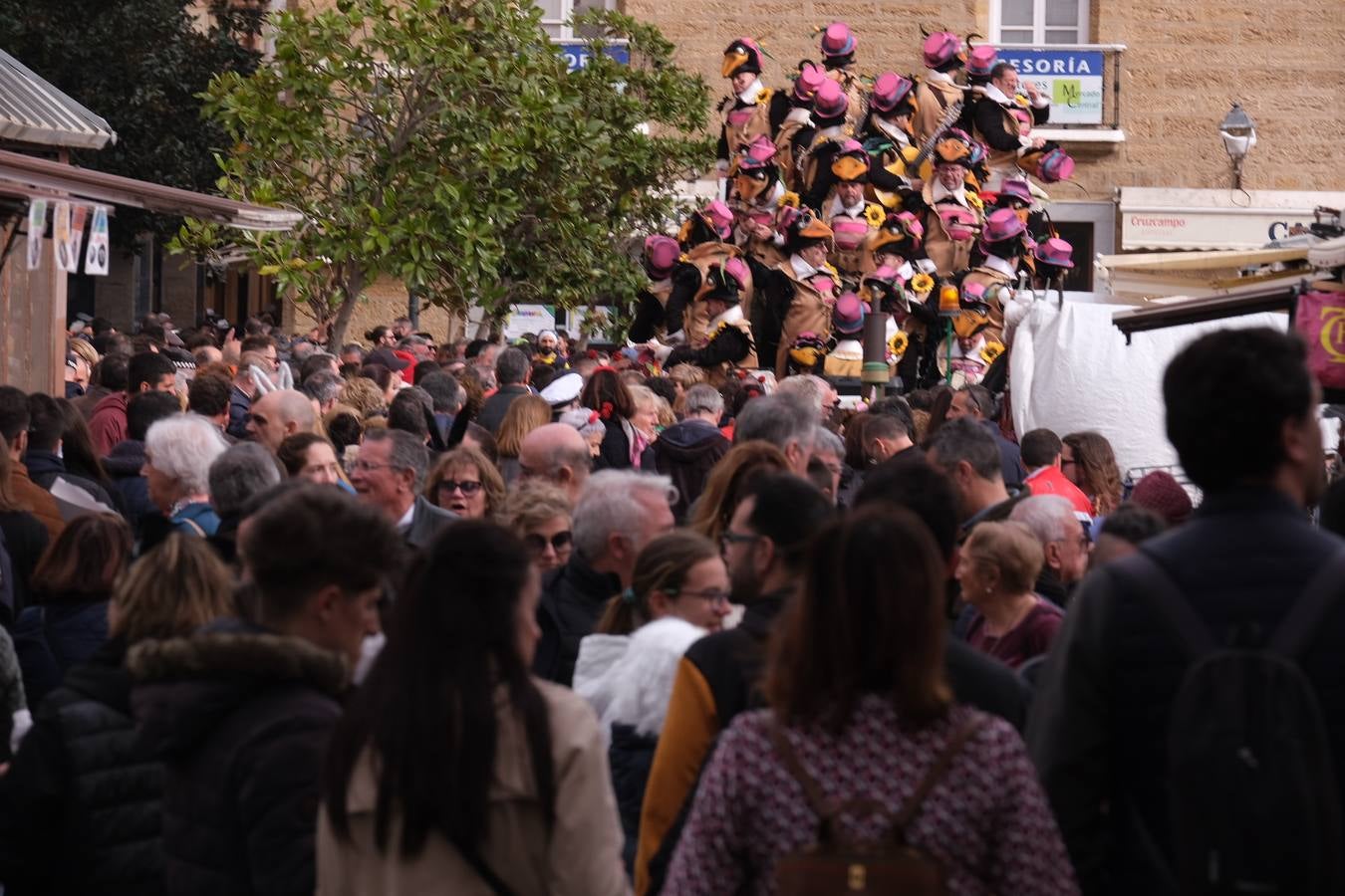 Las imágenes del Lunes más callejero y gamberro en el Carnaval de Cádiz 2023 (II)