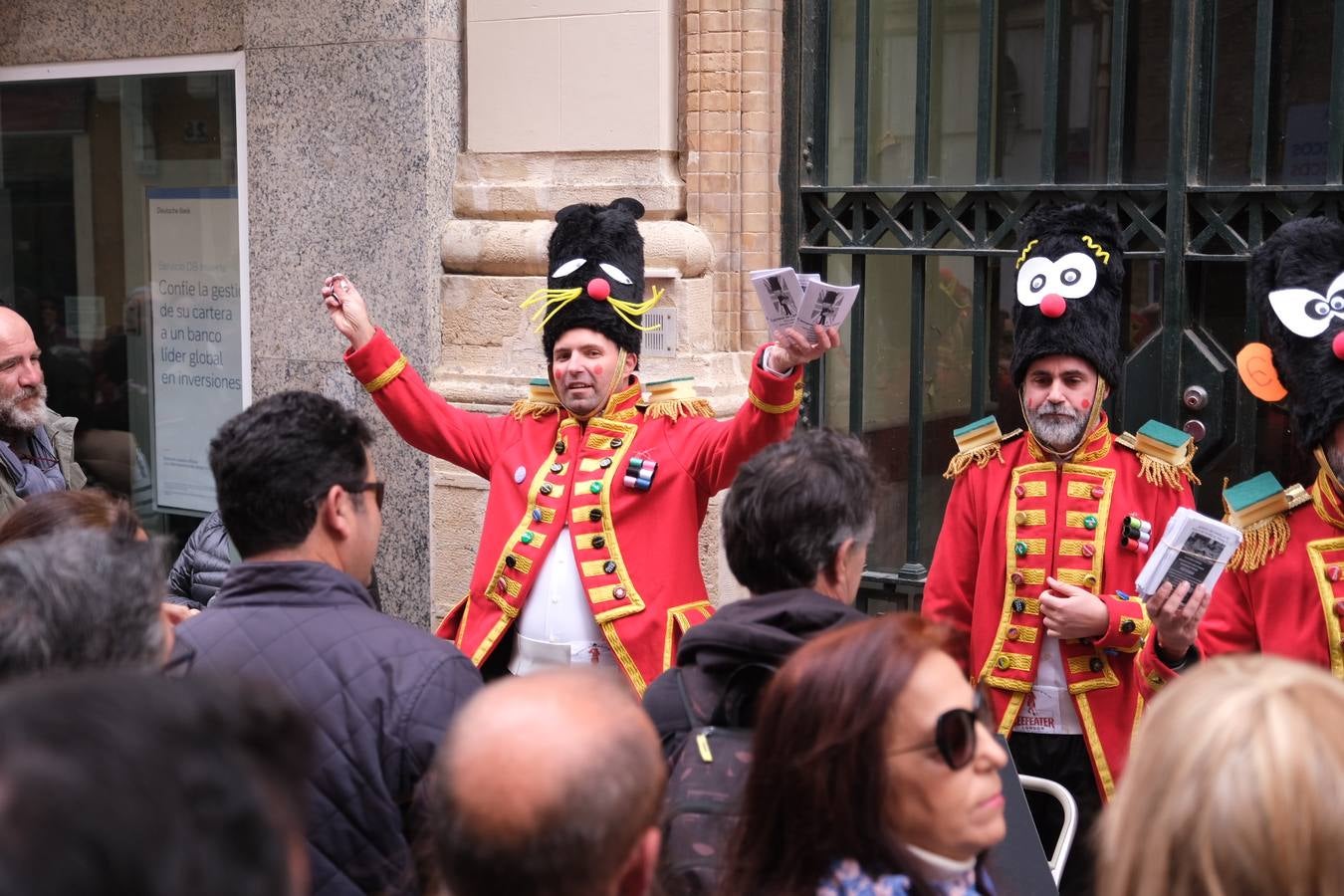 Las imágenes del Lunes más callejero y gamberro en el Carnaval de Cádiz 2023 (II)