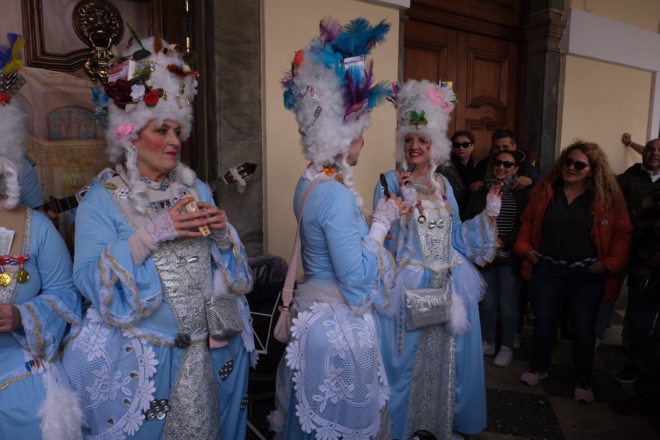 Las imágenes del Lunes más callejero y gamberro en el Carnaval de Cádiz 2023 (II)