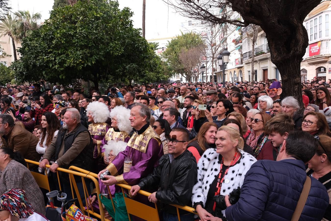 Las imágenes del Lunes más callejero y gamberro en el Carnaval de Cádiz 2023 (II)