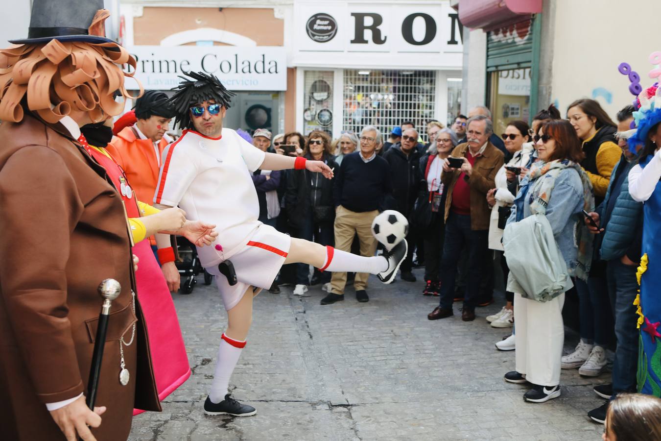 Fotos: Cádiz apura la fiesta pese a los chubascos del sábado de Carnaval