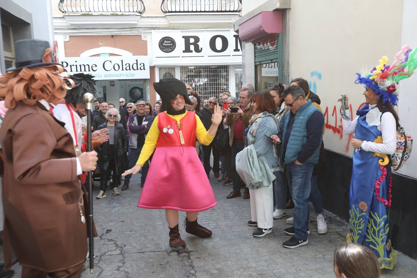 Fotos: Cádiz apura la fiesta pese a los chubascos del sábado de Carnaval