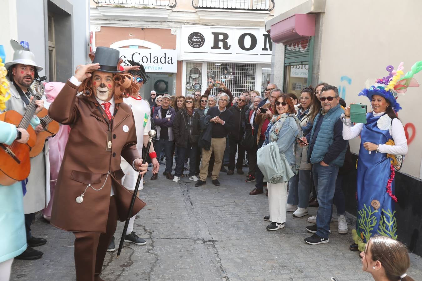 Fotos: Cádiz apura la fiesta pese a los chubascos del sábado de Carnaval