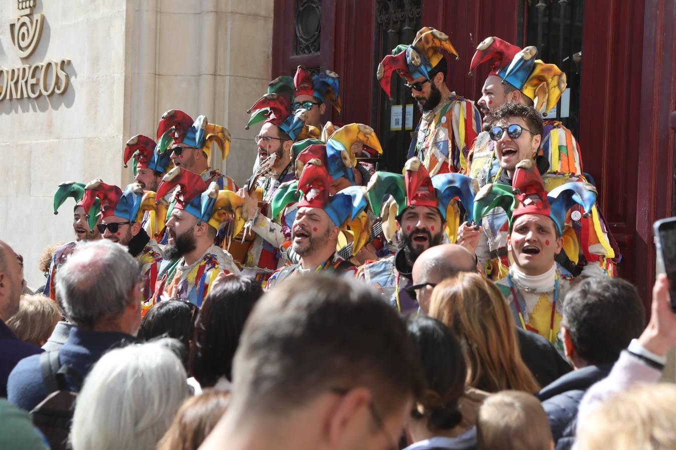 Fotos: Cádiz apura la fiesta pese a los chubascos del sábado de Carnaval