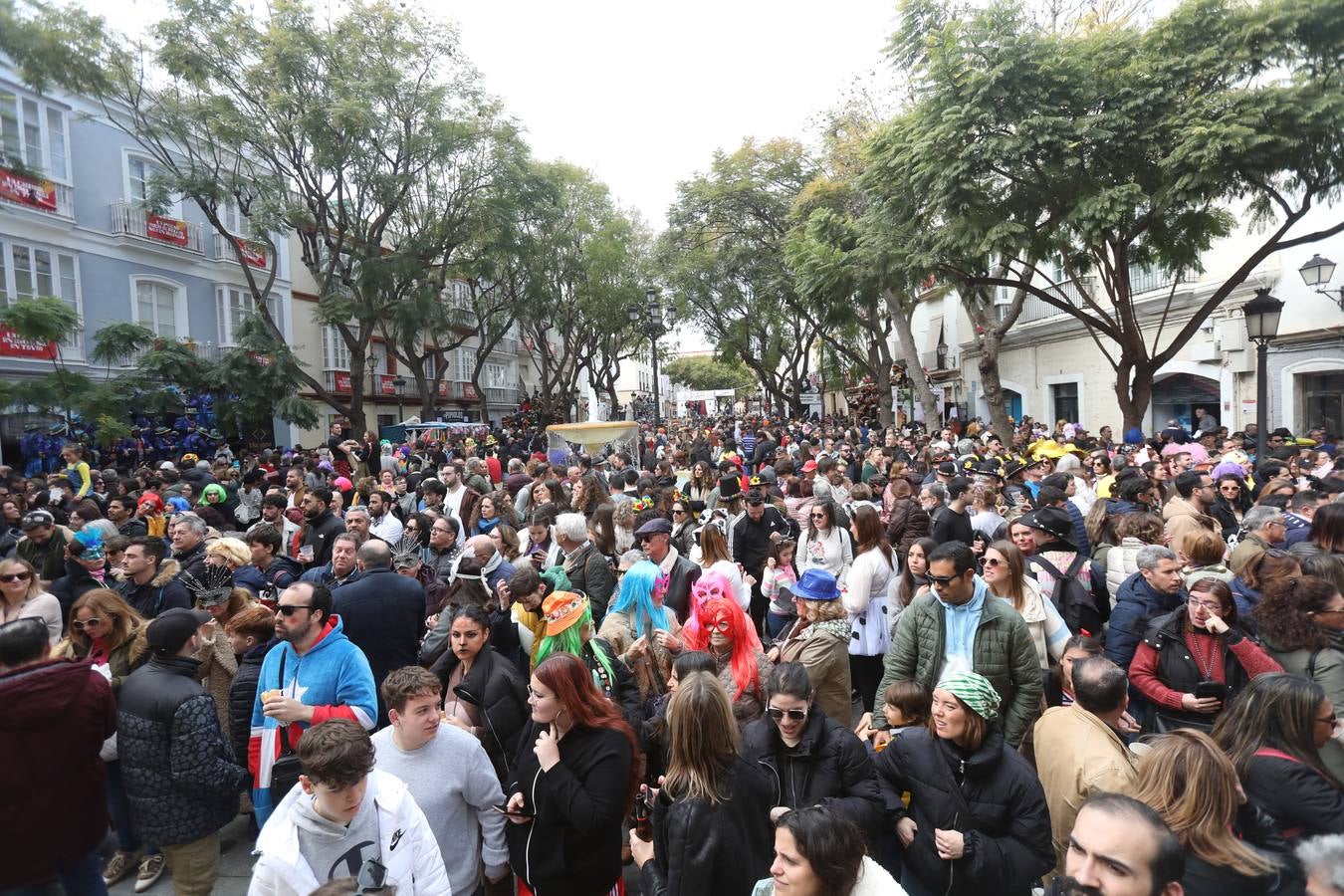 Fotos: Cádiz apura la fiesta pese a los chubascos del sábado de Carnaval