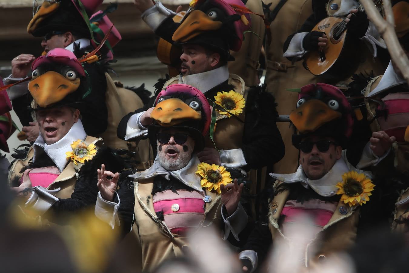 Fotos: Cádiz apura la fiesta pese a los chubascos del sábado de Carnaval