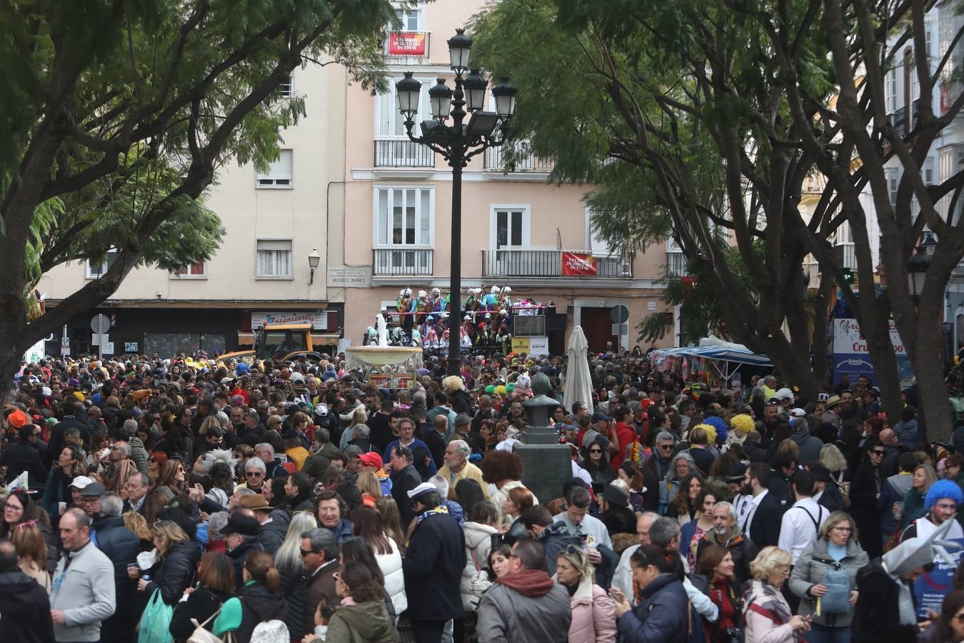 Fotos: Cádiz apura la fiesta pese a los chubascos del sábado de Carnaval