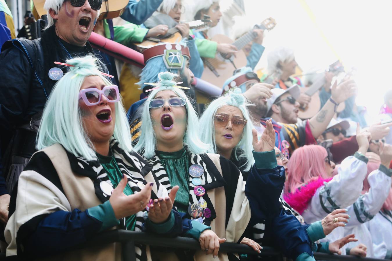 Fotos: Cádiz apura la fiesta pese a los chubascos del sábado de Carnaval