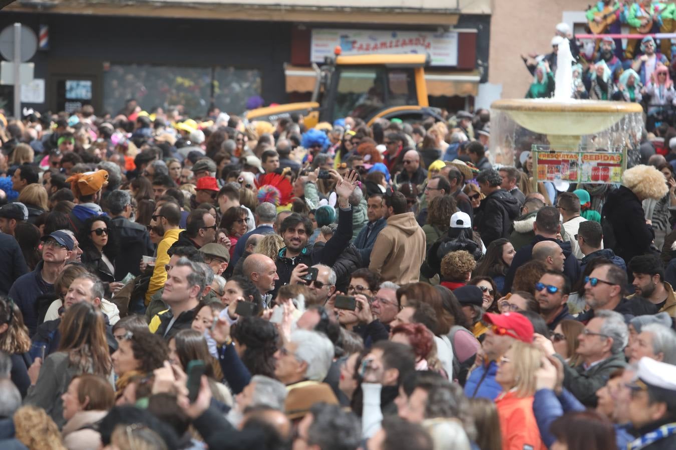 Fotos: Cádiz apura la fiesta pese a los chubascos del sábado de Carnaval