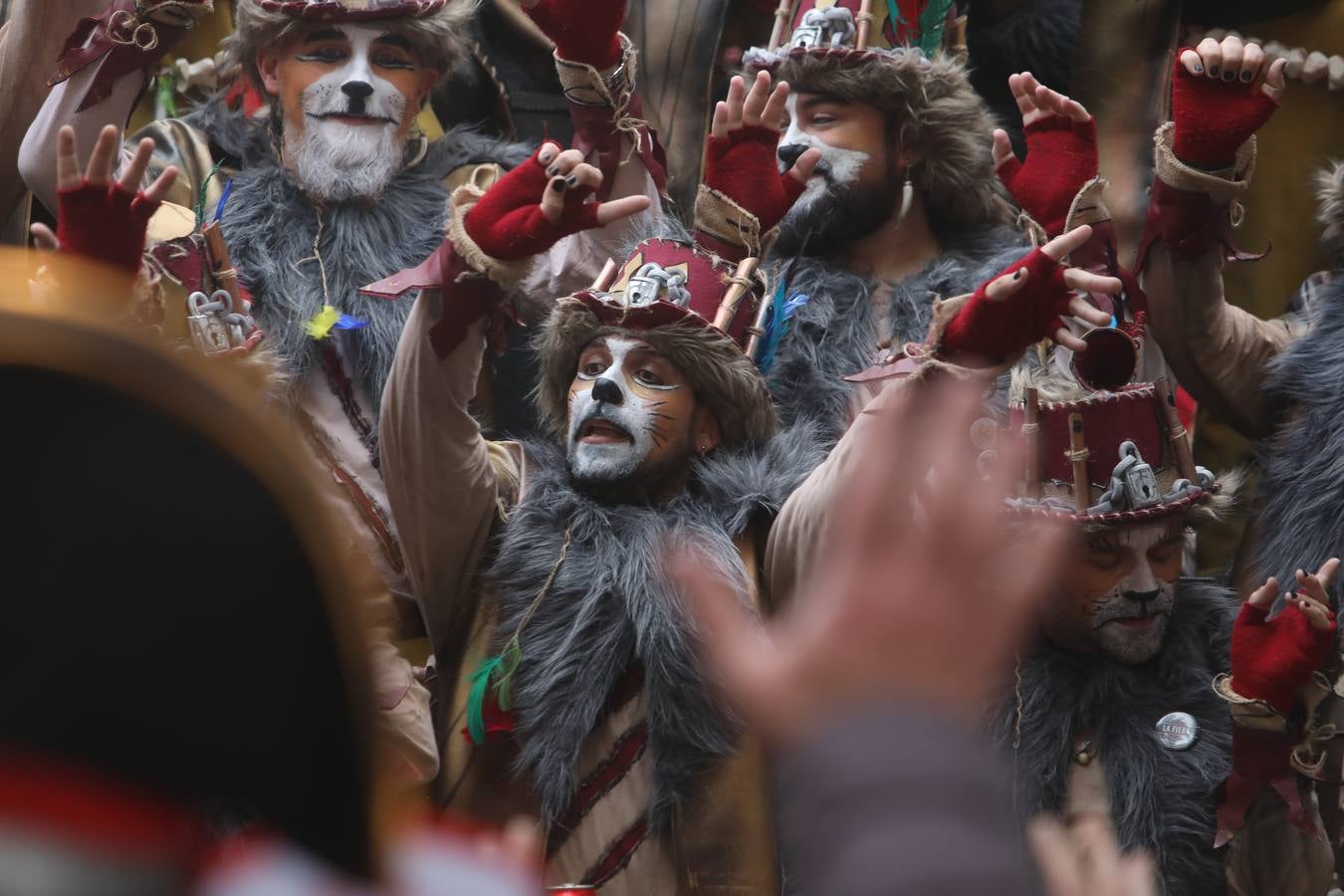 Fotos: Cádiz apura la fiesta pese a los chubascos del sábado de Carnaval