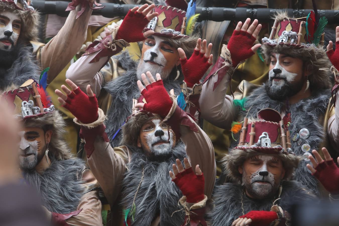 Fotos: Cádiz apura la fiesta pese a los chubascos del sábado de Carnaval