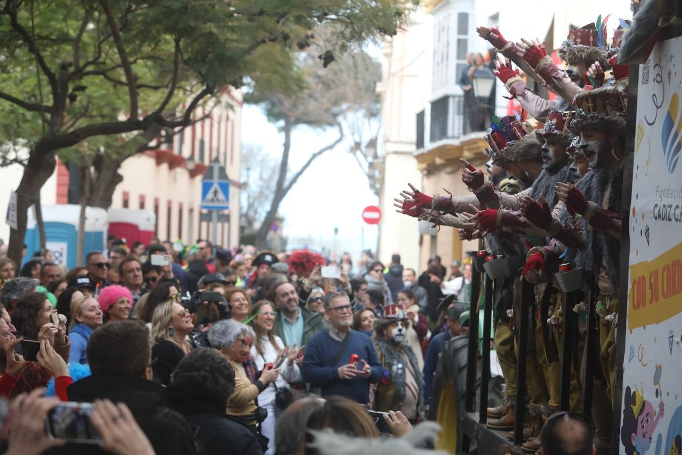 Fotos: Cádiz apura la fiesta pese a los chubascos del sábado de Carnaval