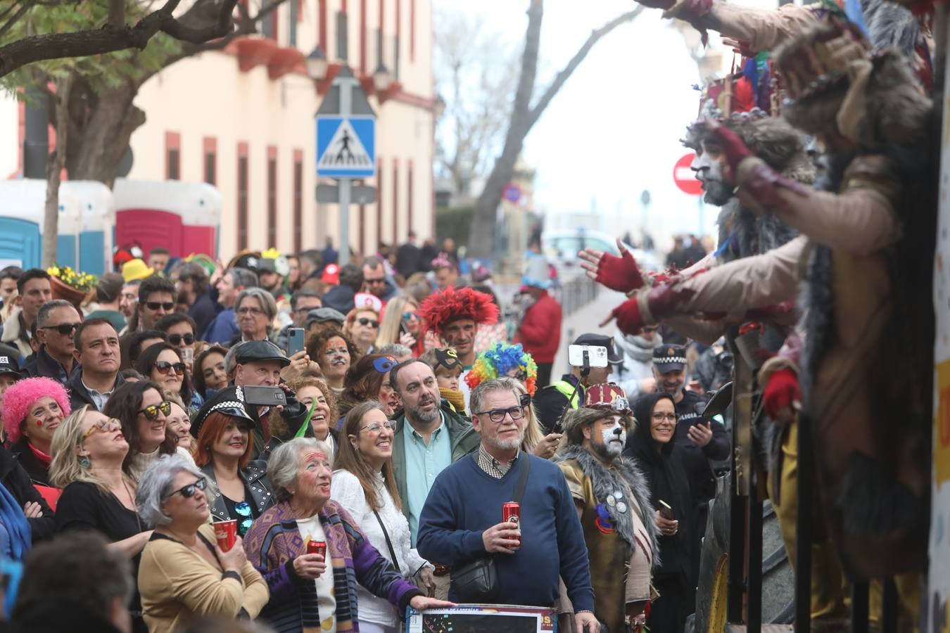 Fotos: Cádiz apura la fiesta pese a los chubascos del sábado de Carnaval