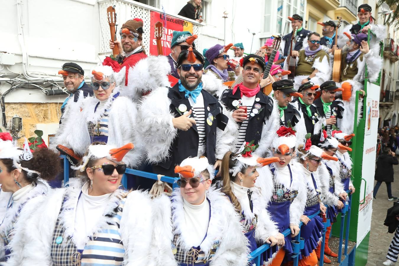 Fotos: Cádiz apura la fiesta pese a los chubascos del sábado de Carnaval