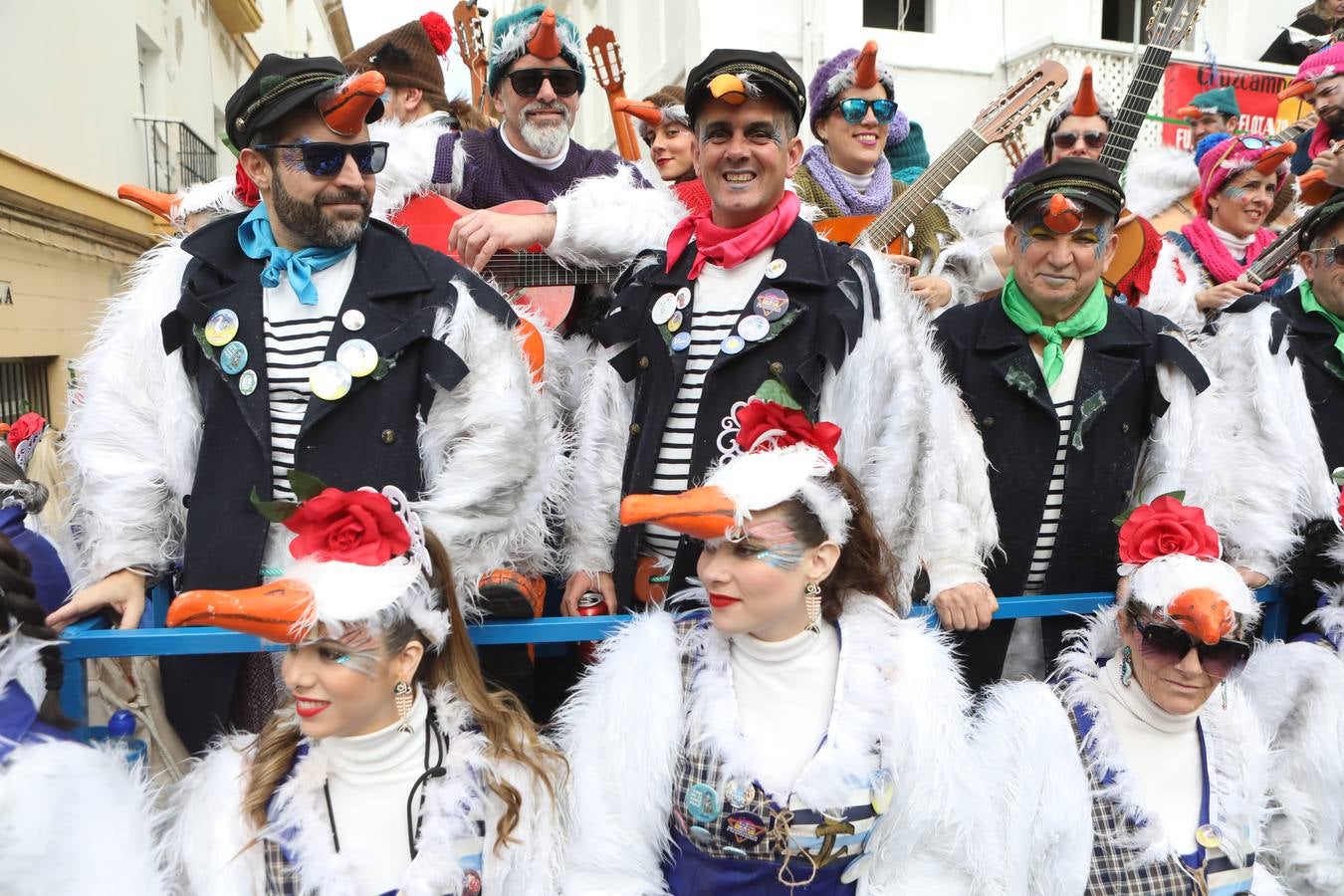 Fotos: Cádiz apura la fiesta pese a los chubascos del sábado de Carnaval