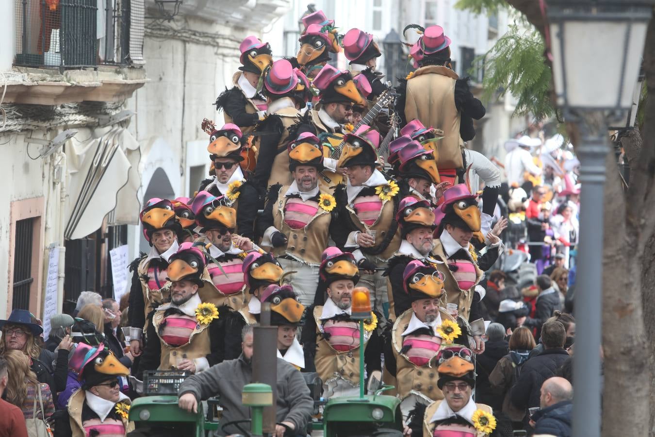 Fotos: Cádiz apura la fiesta pese a los chubascos del sábado de Carnaval