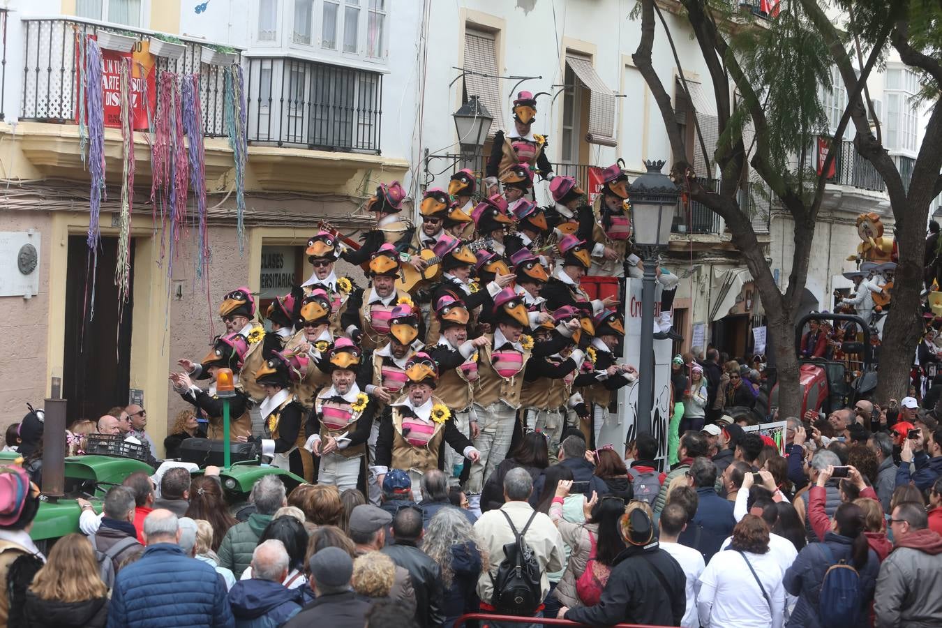 Fotos: Cádiz apura la fiesta pese a los chubascos del sábado de Carnaval