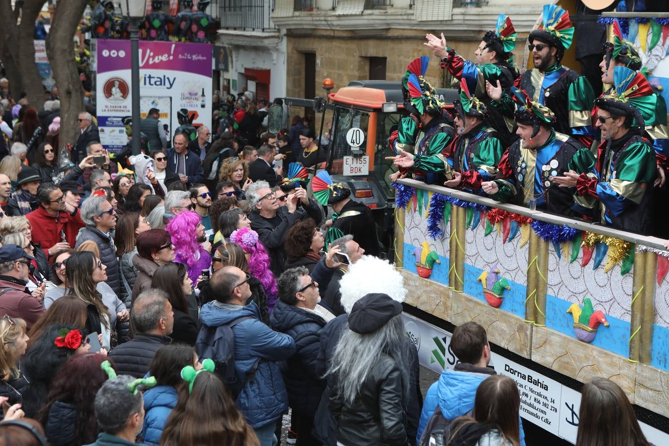 Fotos: Cádiz apura la fiesta pese a los chubascos del sábado de Carnaval