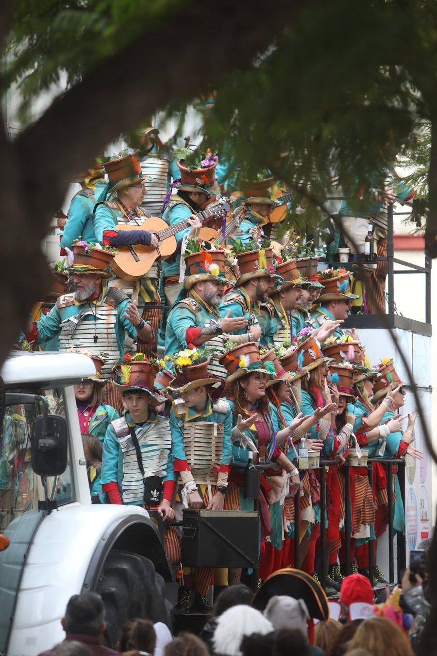 Fotos: Cádiz apura la fiesta pese a los chubascos del sábado de Carnaval