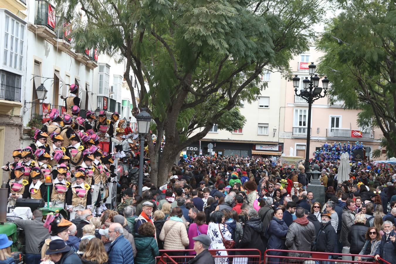 Fotos: Cádiz apura la fiesta pese a los chubascos del sábado de Carnaval