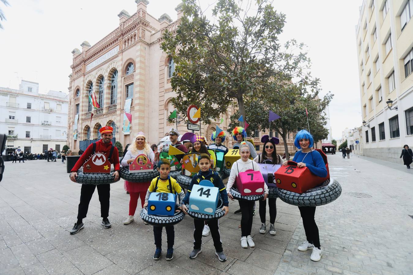 Fotos: Cádiz apura la fiesta pese a los chubascos del sábado de Carnaval