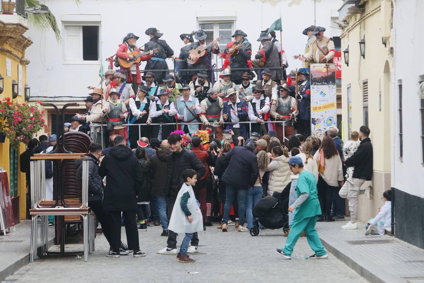 Fotos: Cádiz apura la fiesta pese a los chubascos del sábado de Carnaval