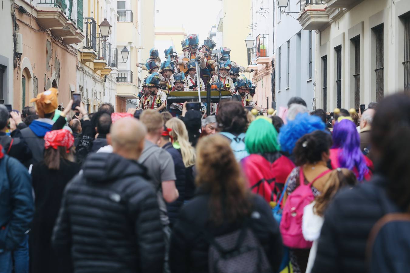 Fotos: Cádiz apura la fiesta pese a los chubascos del sábado de Carnaval