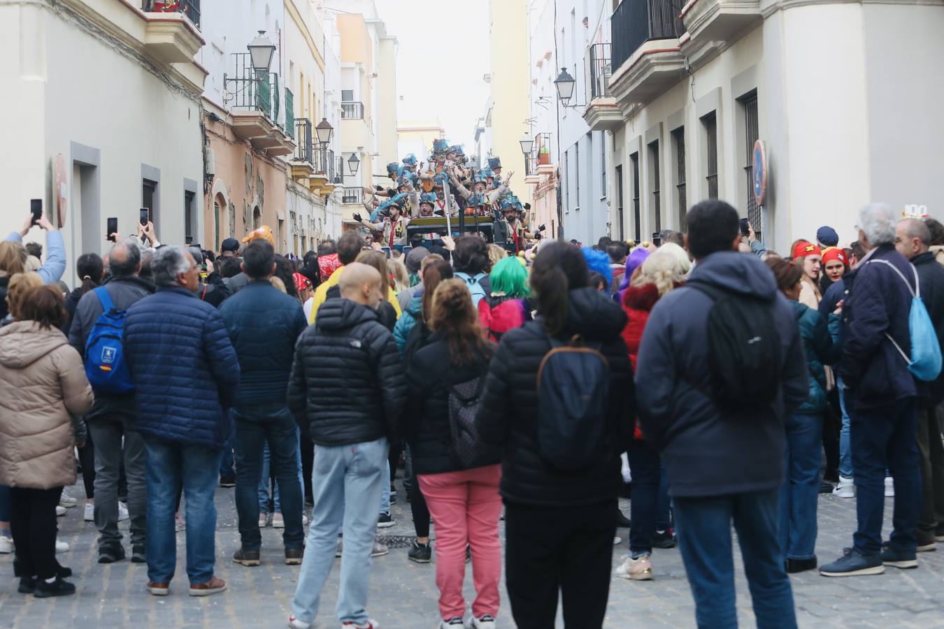 Fotos: Cádiz apura la fiesta pese a los chubascos del sábado de Carnaval